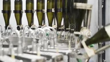 慢动作，香槟或葡萄酒厂自动输送线上的玻璃瓶。酒类装瓶厂